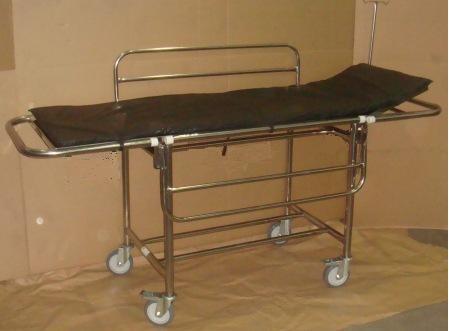 CARRO MACA EM INOX Carro Maca em Inox p/ Transporte de Pacientes com grades de proteção tubulares de abaixar, suporte p/ soro em T em inox, base confeccionada em tubo em aço inoxidável