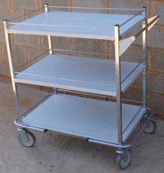 CARRO P/ TRANSPORTE DE BANDEJAS CARRO P/ TRANSPORTE DE BANDEJAS COM METALÃO QUADRADO DE 25X25MM, ABERTO C/ 03 TAMPOS C/ VARANDAS CONSTRUÍDOS EM CHAPA DE AÇO INOX AISI 304 COM BORDAS LATERAIS VIRADAS