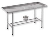 MESA DE NECRÓPSIA EM INOX Mesa para Necrópsia Fabricada totalmente em aço Inox, com cuba superior em Inox com borda de 5 cm de altura, com vincos e furo central com válvula de escape para esgoto, pés