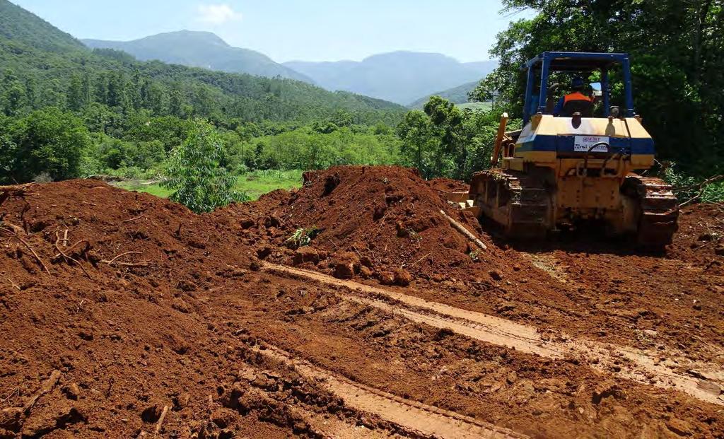 Dimensões da Obra - Volume de Terraplenagem de 1ª e 2ª categoria: 373.869 m³ - Volume de Terraplenagem de 3ª categoria: 76.843 m³ - Volume de pedra britada: 103.