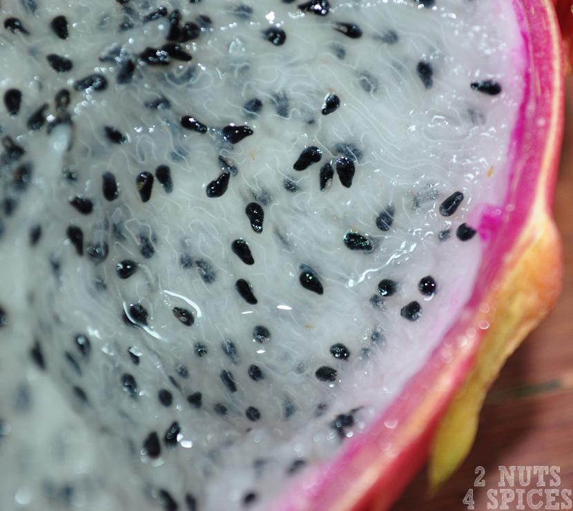 Ao abrir a fruta você se depara com um interior cheio de pontinhos pretos. A textura é densa, porém extremamente macia.