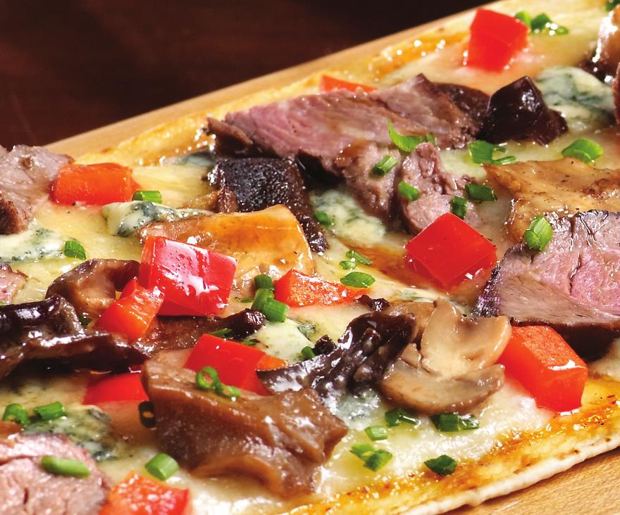 R$ 55,90 STEAK & WILD MUSHROOM FLATBREAD Iscas de filé mignon, sobre molho bistrô, gratinado com uma mescla de queijos especiais, mix de cogumelos selvagens e paris, preparados com vinho branco e