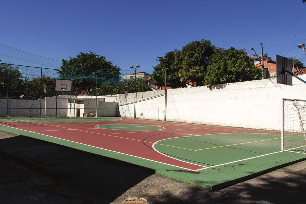 uma quadra poliesportiva, piscina, uma mini academia, um vestiário, uma churrasqueira e uma área verde