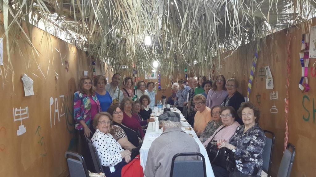. REUNIÃO DA CENTRAL NA SUCÁ DA SINAGOGA DO CENTRO ISRAELITA: A Na amat Pioneiras - Porto Alegre realizou a sua reunião semanal das terças-feiras na Sucá da Sinagoga do Centro