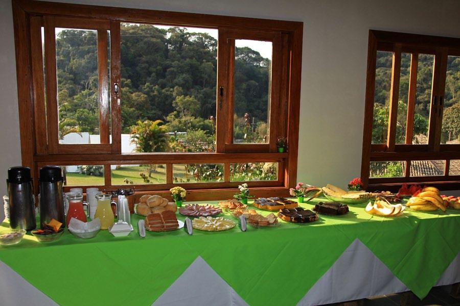 Alimentação s Café, chá, leite, suco de polpa (2 tipos) e água.