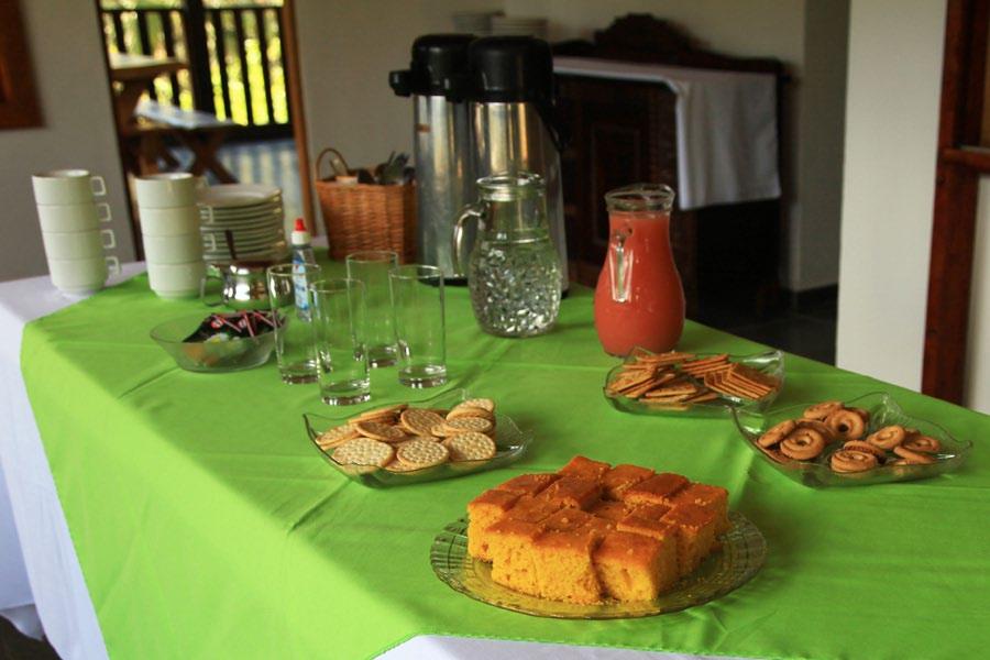 A capacidade máxima 1 15 60 100 apresentada inclui mesas e cadeiras para todos os participantes. Café, chá e água. Bolacha (3 tipos) e bolo.