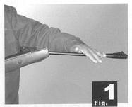 INSTRUÇÕES: Pegue a carabina de pressão pelo guardamato com a sua mão direita (se for destro). Não coloque o dedo dentro do guardamato.