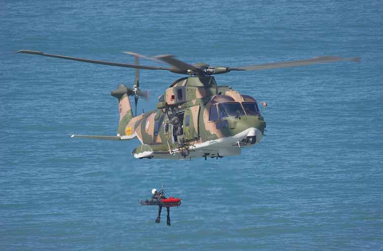 Foto BA4-Lages EH-101 nos Açores Área de Manutenção da ESQ. 751 continuidade ao processo de transição, o EH-101 chega a Porto Santo, substituindo o Puma que guarnecia o Destacamento Aéreo da Madeira.