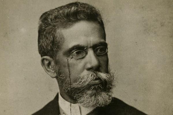 Quando Drummond começou a publicar poemas, na década de 20, o Brasil estava passando ainda pela fase inicial do abalo modernista, apesar de datarem dos anos de 1890 as tentativas dos simbolistas de