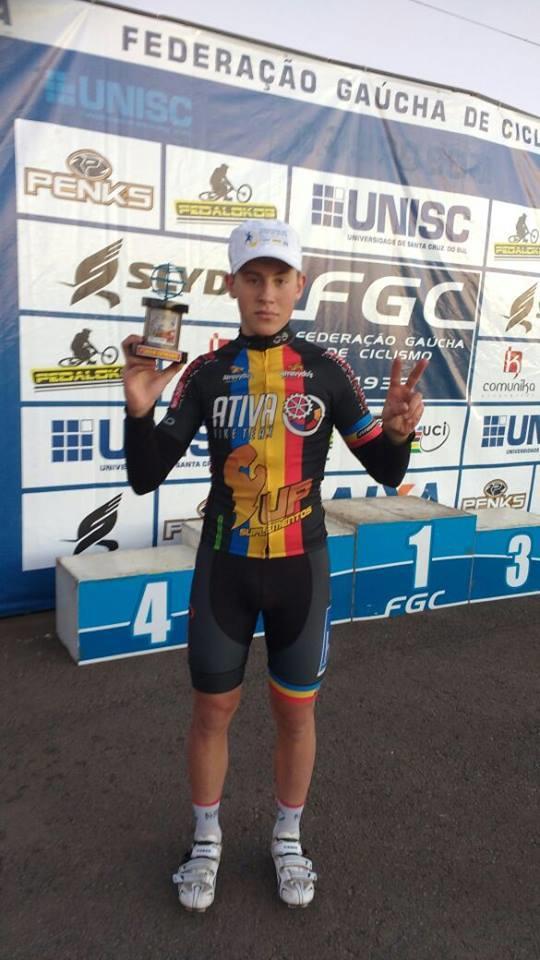 CICLISMO -O ciclista Alexandre Roberto Silveira Junior, apoiado pelo Programa de Apoio ao Atleta, subiu no pódio no dia 12 na 4ª etapa da Federação Gaúcha de Ciclismo, na cidade de Guaporé.