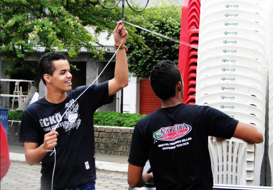 As crianças e adolescentes mostram o que aprenderam a fazer e o que podem criar - seus