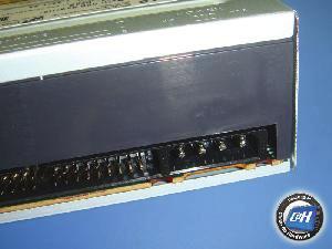 Esses conectores existem desde o lançamento do primeiro IBM PC em 1981 e a IBM usou um empresa chamada Molex como fornecedora desses conectores.
