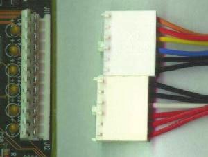 Ele usava dois conectores de seis pinos (P8 e P9) e o grande problema era que esses conectores, apesar de possuírem somente um modo correto de instalação, podiam ser instalados em qualquer lado do