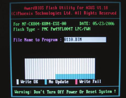 Escola Alcides Maya - Primeiro Módulo Atualizar o BIOS consiste em dar boot através de um disquete ou CD-ROM, contendo o software que faz a gravação, indicar a localização do arquivo com a nova