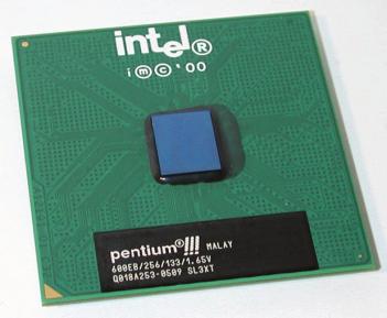 a velocidade total do processador, e não apenas metade como era no Pentium II.