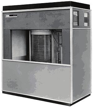 O primeiro disco rígido (o IBM 350) foi construído em 1956 e era formado por um conjunto de nada menos que 50 discos de 24 polegadas de diâmetro, com uma capacidade total de 4.36 MB.