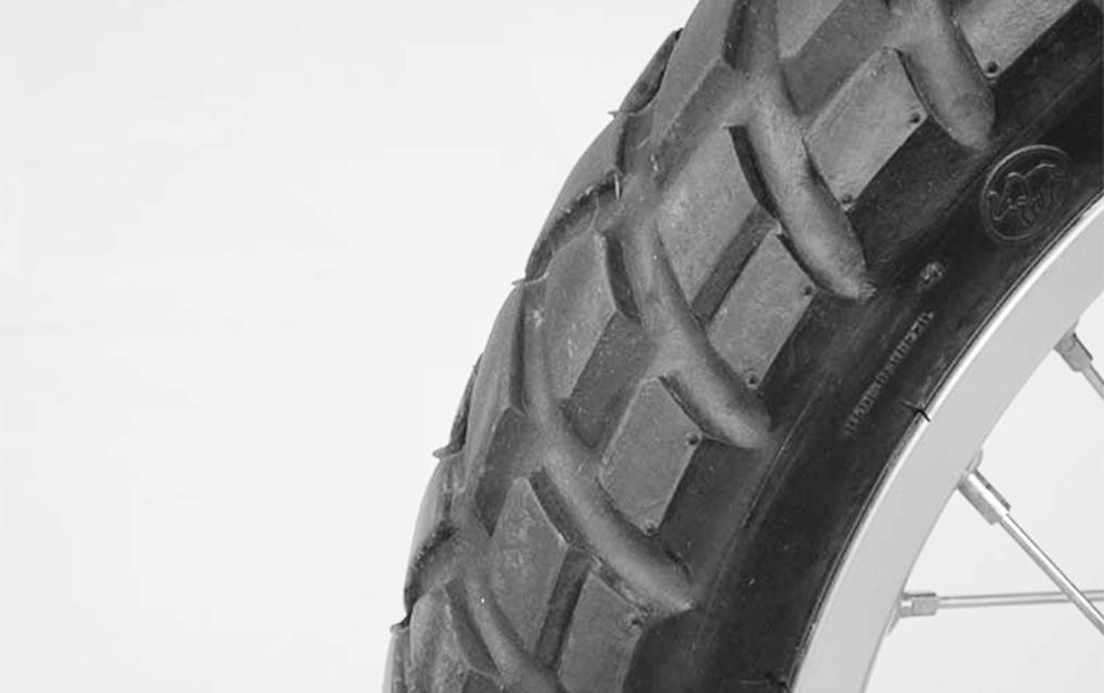 XR250 MANUTENÇÃO A pressão deve ser verificada com os pneus FRIOS. Verifique a pressão, utilizando um manômetro para pneus.
