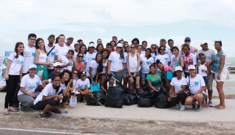 também a preocupação que todos devem ter com o acúmulo de resíduos sólidos. Figura 2: Voluntários e equipe praias com o lixo marinho retirado dos afloramentos de Laterita da praia do Caolho.
