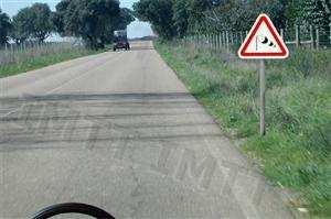 O sinal indica: Caminho para ciclistas. Pista obrigatória para ciclistas. Saída de ciclistas. O sinal indica: Aproximação de uma sucessão de curvas, sendo a primeira à direita.