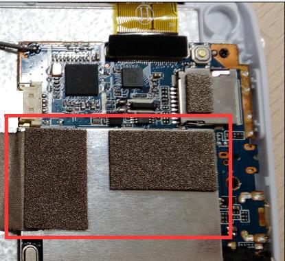 2 P - MONTAGEM X X CP2Q - Fita acetiva para o TP Colar uma fita acetiva sobre o slot do LCD e do conector do