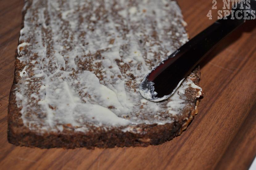 O primeiro passo é passar manteiga na superfície do pão, mas atenção é a manteiga de