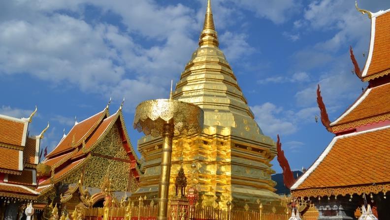 WAT DOI SUTHEP O magnífico Templo Wat Doi Suthep fica oculto nas montanhas, a mais de 1000 metros de