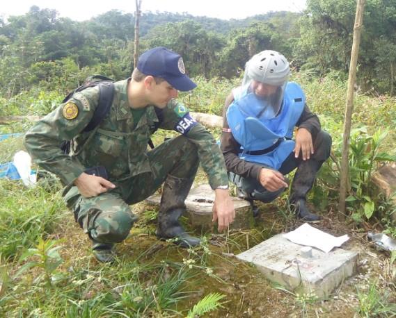 Nas frentes de trabalho do Setor Cenepa, os procedimentos adotados, esses regidos pelas Normas internacionais e nacionais que tratam sobre Desminado Humanitário, estão todo o tempo sendo conferidos e