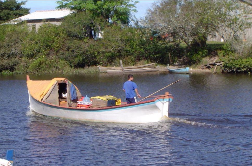 12 MILANI, P. C. C.; FONTOURA, N. F. Figura 9: Embarcação típica utilizada pelos pescadores da colônia de pesca de Palmares do Sul, RS.