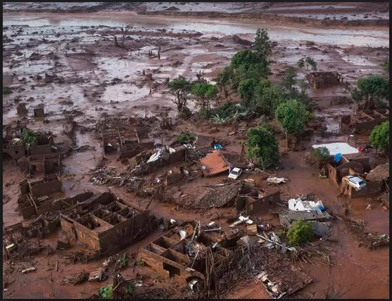 Samarco (MG) 05 de novembro de 2015 Rompimento da barragem de rejeito da mineradora Samarco, localizada em Bento Rodrigues.