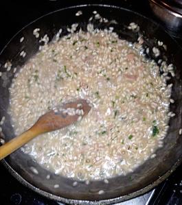Modo de fazer: Refogue com 1 colher de manteiga e um fio de azeite a cebola, deixe por 5 minutos. Acrescente o arroz e misture.