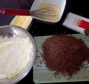 200 gramas de chocolate ao leite ralado; 100 gramas de chocolate branco ralado; 3 ovos; 2 xic de trigo; 1 xic de açucar; 1 colher (sopa) de fermento; 150 gramas de manteiga.