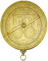 Os gregos já o conheciam mas foi através dos árabes, que o astrolábio chegou à Europa. Era composto por um disco graduado, onde estavam colocadas várias lâminas circulares.