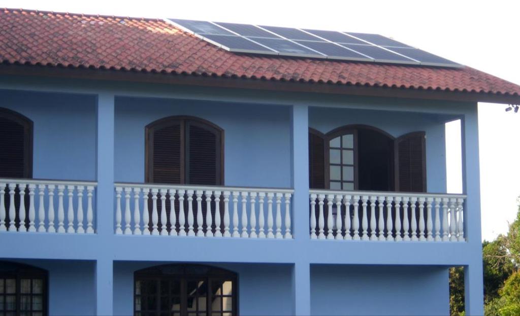 69 Por sua vez, a Figura 46 mostra os módulos instalados sobre o telhado da residência particular. Figura 46 - Vista dos módulos fotovoltaicos instalados no residencial 1 Fonte: Acervo da Autora 4.
