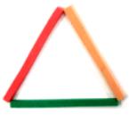 Com as doze peças são construídos sete conjuntos diferentes de triângulos equiláteros e para alguns desses conjuntos existem várias
