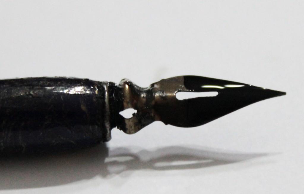 Tipos de nanquim Nanquim líquido com pincéis, bico-de-pena ou canetas recarregáveis.