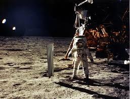 1969-21-julho Evocações portuenses a propósito da chegada do homem à Lua No ano em que a humanidade dá um gigantesco passo no avanço científico e tecnológico, o