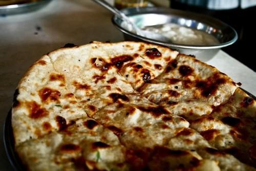 Café da manhã pelo mundo... Paquistão No Paquistão você pode comer o Aloo Paratha para começar sua manhã. É um pãozinho achatado indiano feito na frigideira.