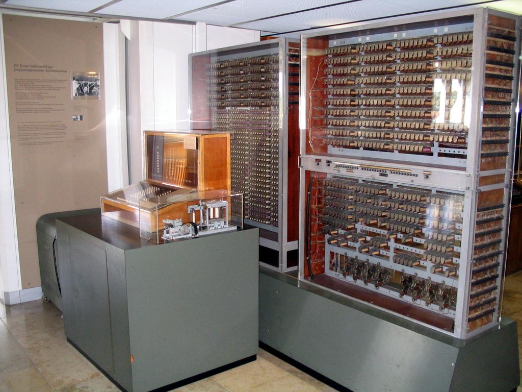 Década de 1940 (5/5) Enquanto isso, na Alemanha, Konrad Zuse (1910 1995) construiu, em 1941, a primeira calculadora