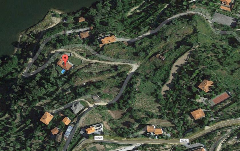 > Localização a cerca de 1 Km da Marina de Caldas de Aregos, renomada pela qualidade das suas termas, e a 2 Km da sede do concelho, 25 Km de Lamego e a cerca de 1h30m da cidade do Porto).