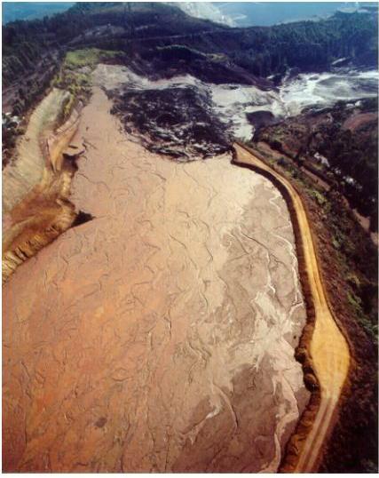 Acidentes com Barragens de Rejeito no Brasil 1986. A ruptura da barragem de rejeitos da Mina de Fernandinho, em Itabirito, é o registro mais antigo desse tipo de acidente no Estado.