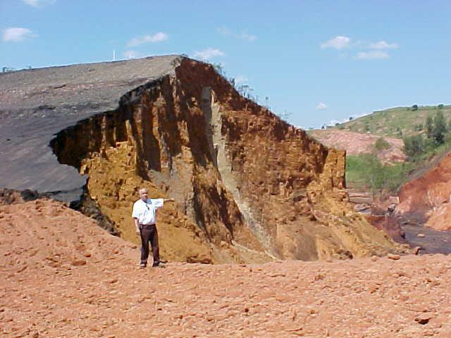 2003. Ruptura da barragem de um dos reservatórios da Indústria Cataguases de Papel Ltda.