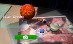 posicionada no local onde a foto foi tirada, aparece na tela do celular o sistema solar em uma representação 3D (disponível