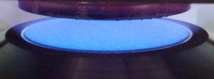 71 Figura 32: Fotografia direta da chama plana (a) estabilizada no queimador e (b) estabilizada na borda do trocador de calor e queimador. Fonte: do autor.