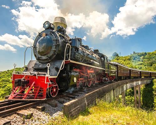 Maria Fumaça O passeio turístico de trem a vapor é uma memorável atração na Serra Gaúcha, na Região Uva e Vinho.