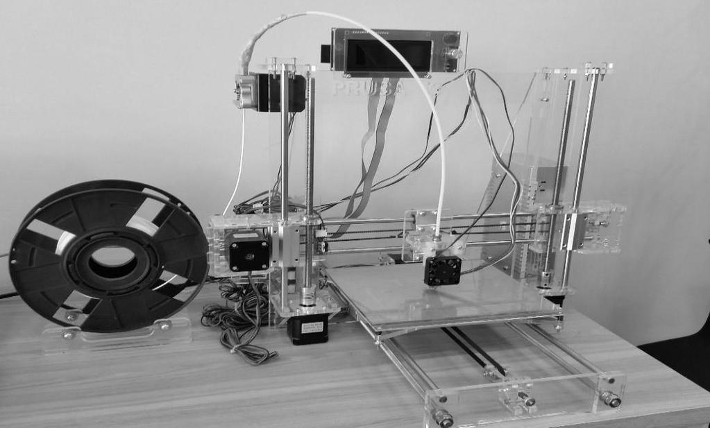 Figura 5 Impressora 3D Prusa I3 com técnica Fusão e Deposição de Material - FDM A impressora já vem com um programa livre chamado Repetier-Host.