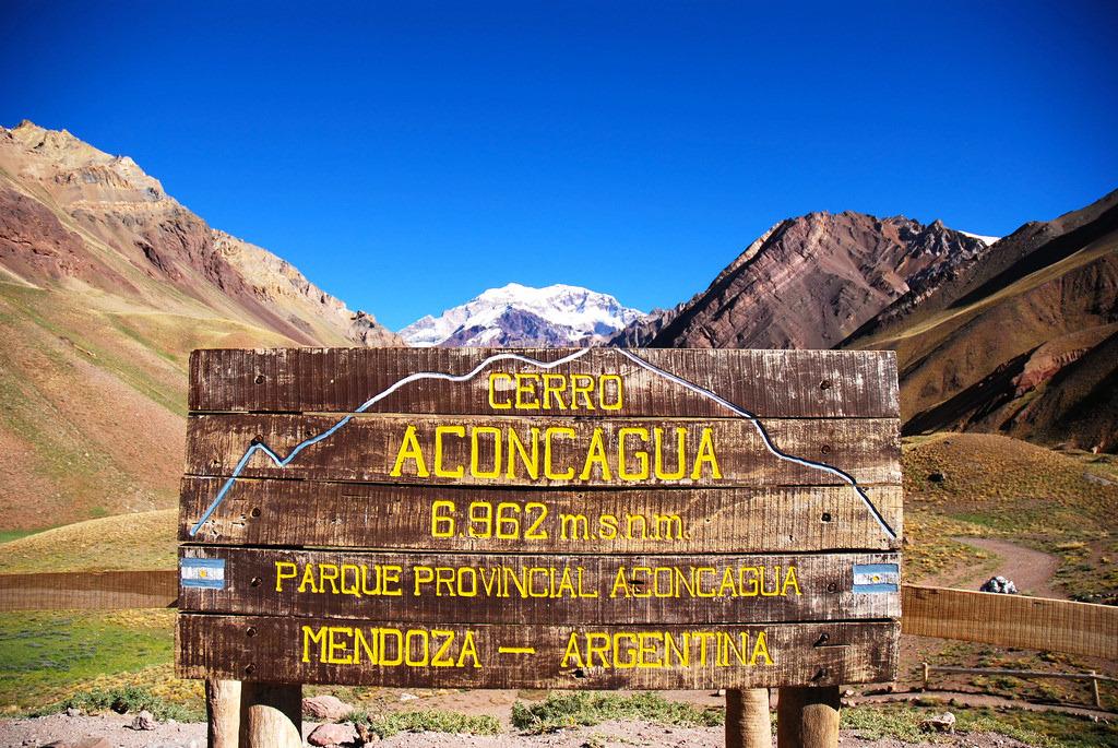 DIA 11: CANADÁ/NIDO DE CONDORES 15/01 Continuamos nossa ascensão, levando o nosso equipamento até o Acampamento 2, Nido de Condores (5365m). Distância: 3Km aprox.