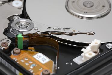 Disco Rígido (HDD) Um dos dispositivos não-voláteis mais usados para o armazenamento de grandes volumes de dados. Utiliza superfícies magnetizáveis para armazenar as informações.