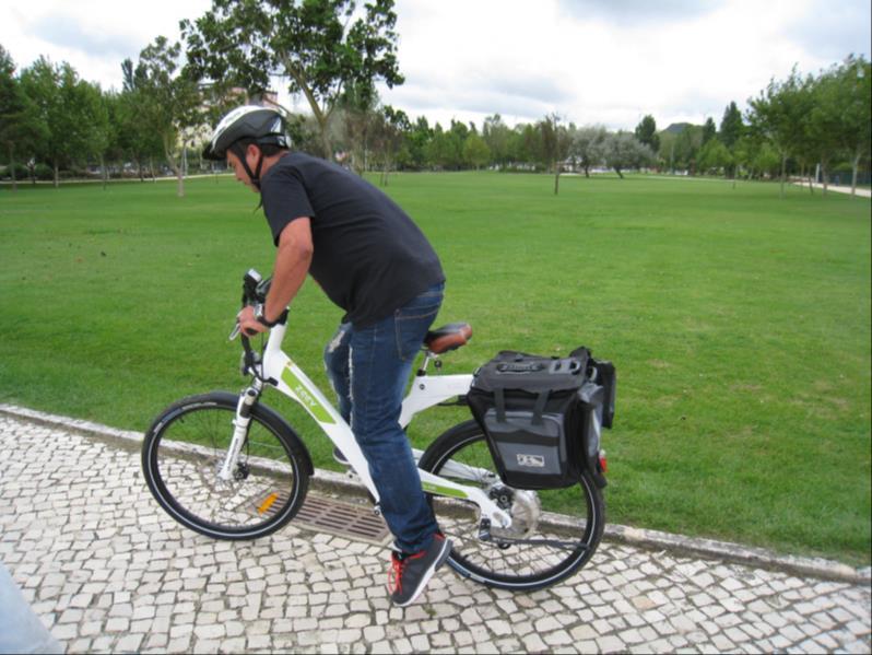 16 Figura 3 Bicicleta elétrica utilizada pela Câmara Municipal de Torres Vedras durante o piloto Veículo elétrico do projeto REPUTE Através do projeto MOOVE Oeste Portugal, um veículo elétrico