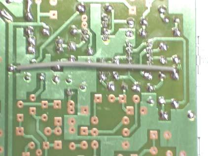 9 PY2MG Testes- Ligue a alimentação de 12 volts. O led D11 acende. Encoste o dedo no terminal do resistor R12. Deverá ser escutado um zumbido, Não funciona.