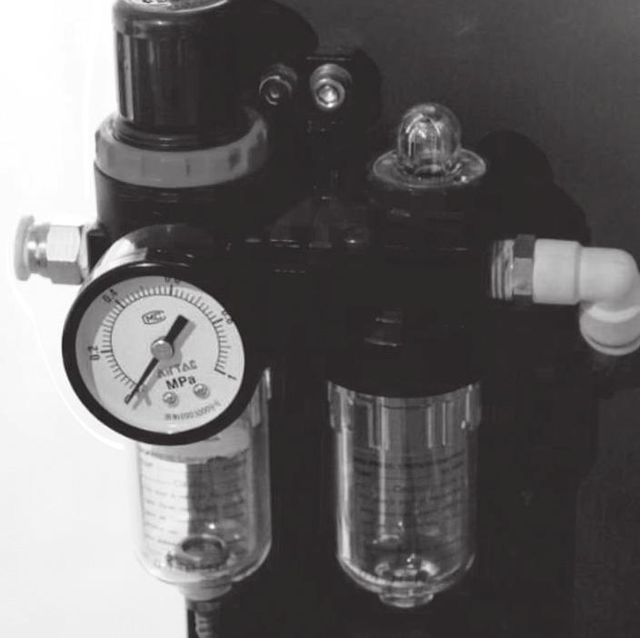 6. Ajuste de pressão Na parte direita de trás da máquina há um estabilizador de pressão do ar, conforme figura abaixo: Conecte o interruptor na parte de cima do estabilizador.
